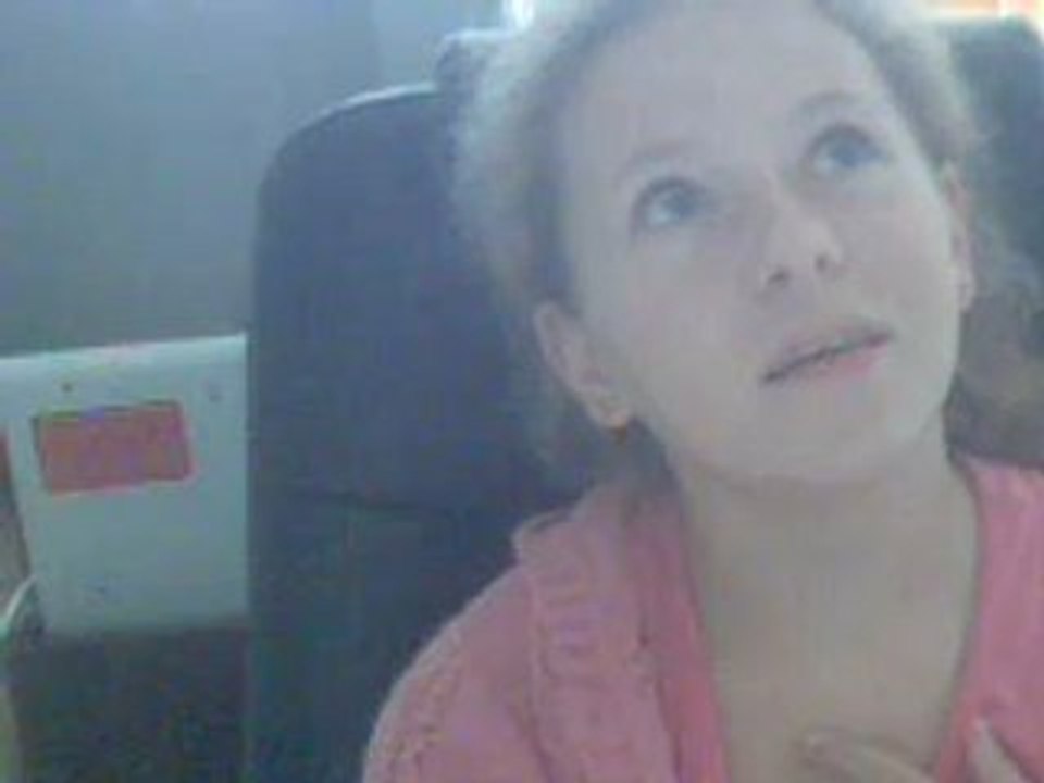 Elise, 13 ans, chante Protège toi