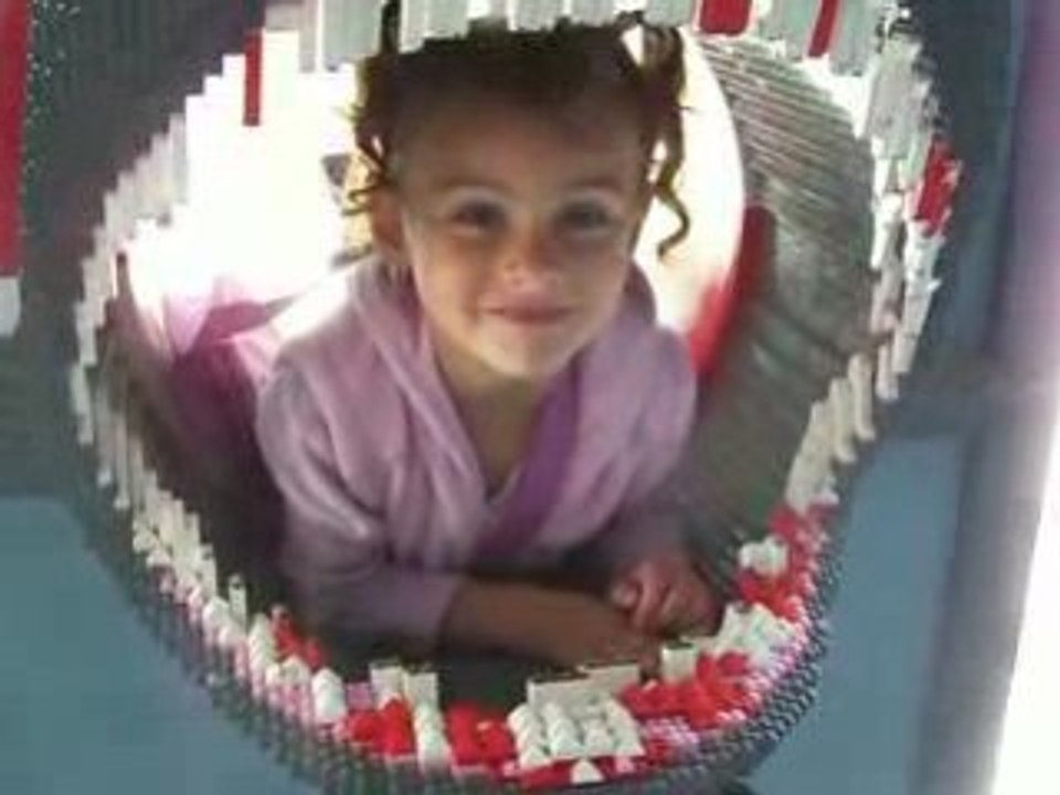 Kylie dans la bouche du Requin Lego