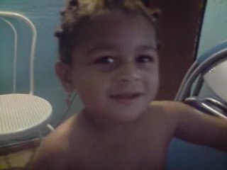 Mimi chante dans sa maison un grand cerf