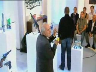 Jérôme Bonaldi teste le Tazer dans "L'objet du scandale"