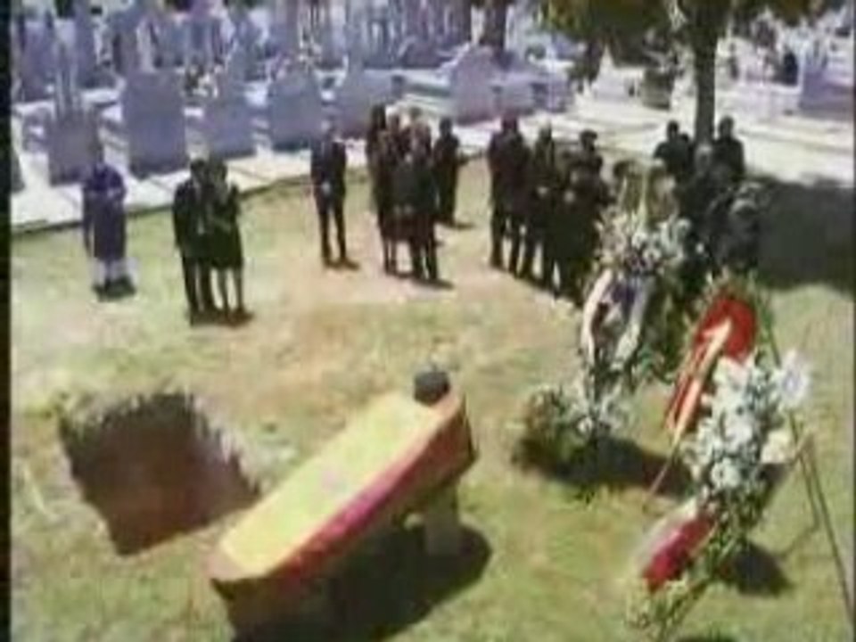 Los dos entierros de Lucas Anuncio