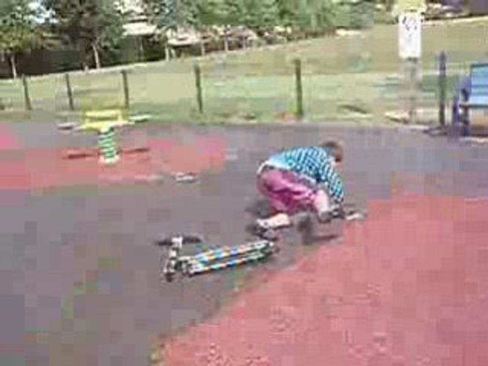 léo en trotinette !!!!!!!!!!!!!!!!