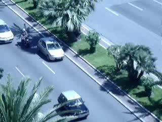 Aviao pousa em Nice sobrevoando a praia