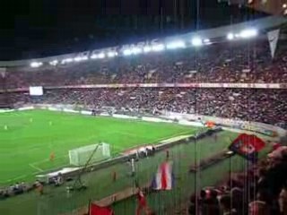 Supporter du Paris Saint-Germain,une chope de bière ...