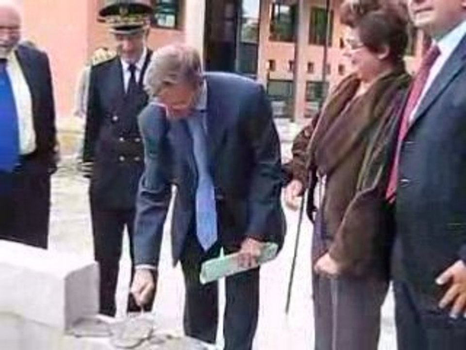 maison 15€/jour: pose de la première pierre