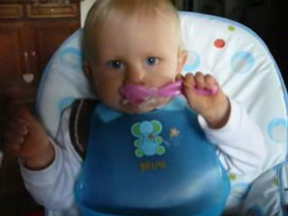 Je commence à manger tout seul