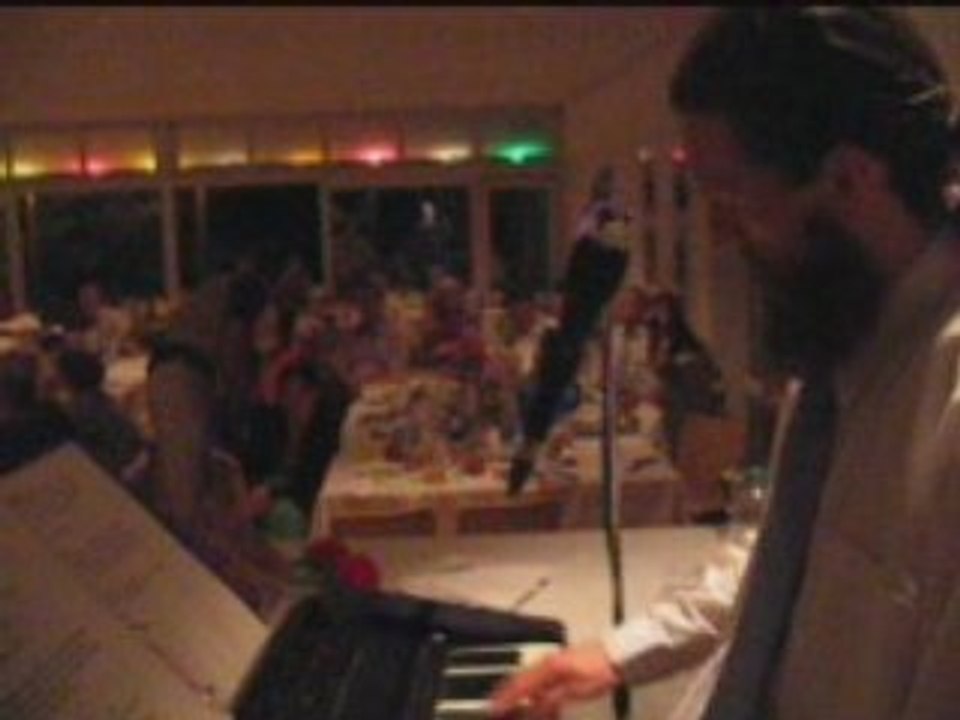 Alleinunterhalter spielt Keyboard-E-Gitarrensound