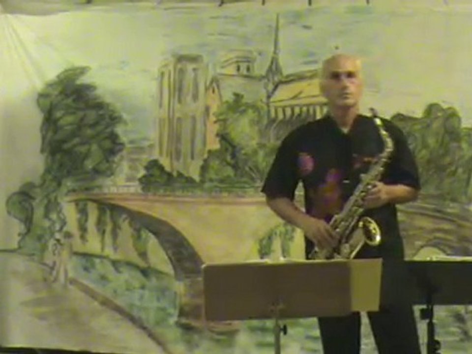 Denis au saxo interprête Paris au mois d'aout