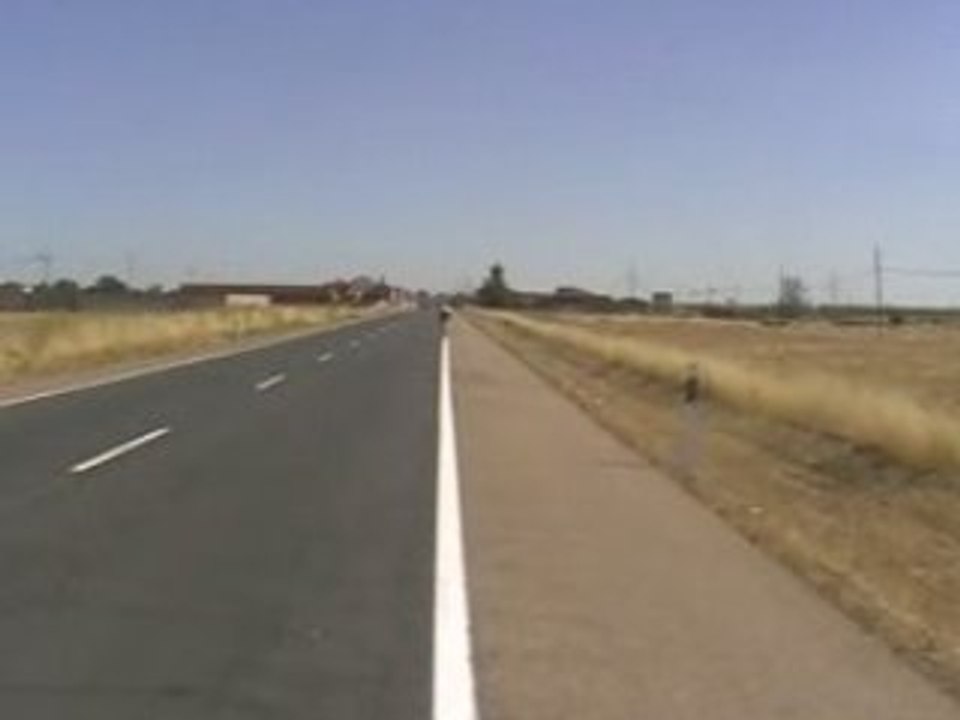 Vent de face sur route rectiligne