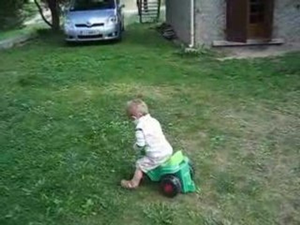 Joan fait du tracteur en vacance