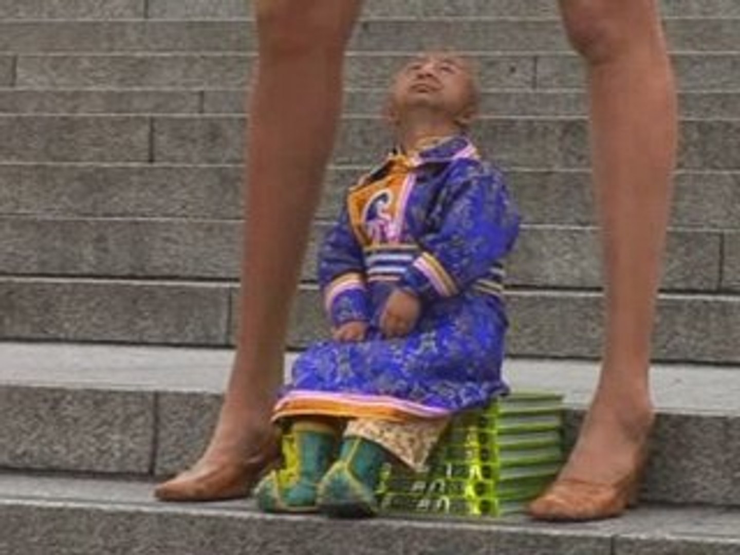 World's smallest man meets the woman with the longest legs - video  Dailymotion