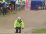 Poliziottto si ribalta alla gara di bmx