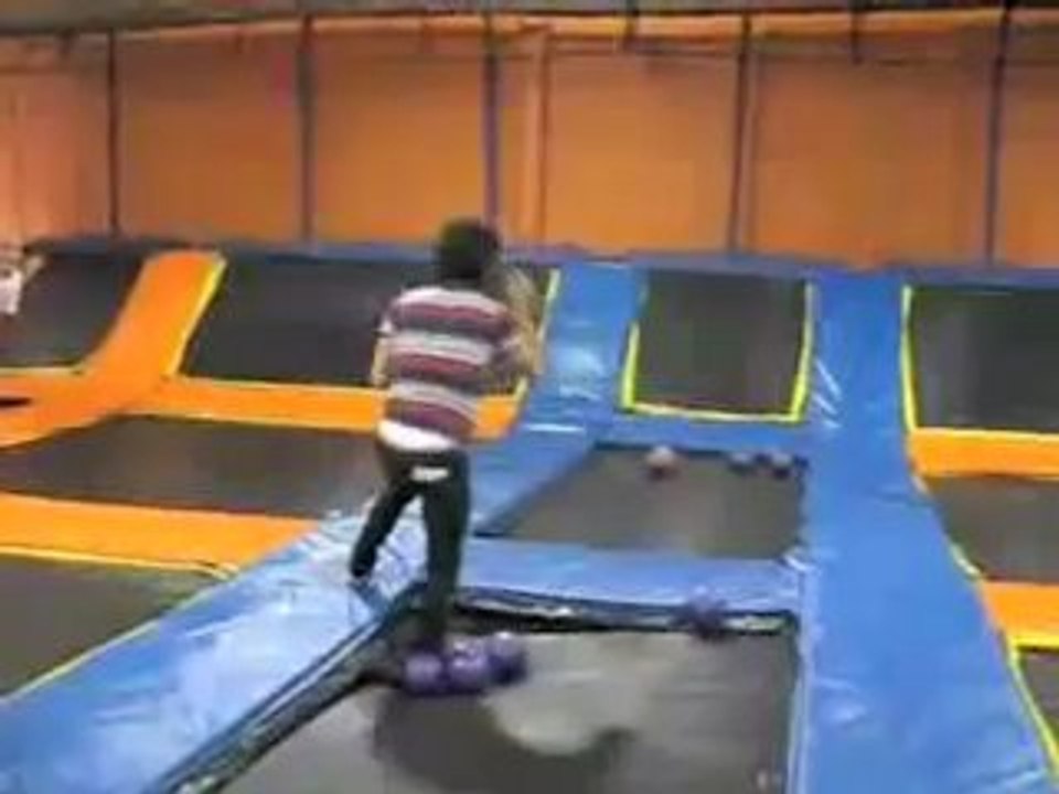BALLE AU PRISONNIER SUR  TRAMPOLINE- JONAS BROTHERS