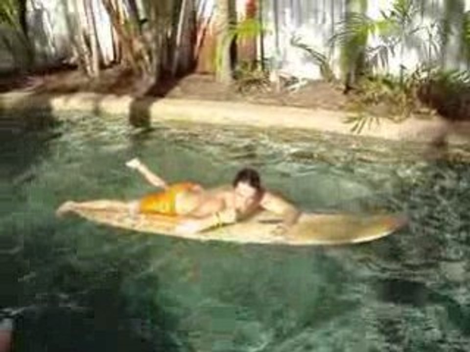 Ben prof de surf à Cairns, au "Inn the City"