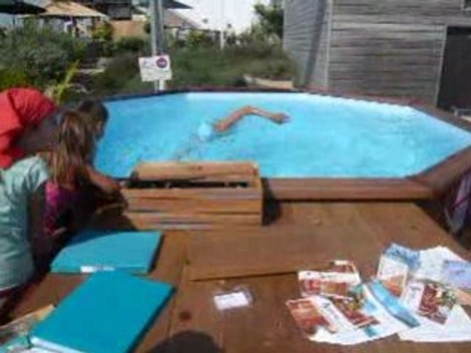 Emily triathlète nage sur place avec swimform