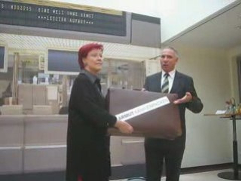 "armut kann einpacken" - kofferübergabe an wieczorek-zeul