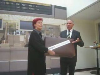 "Armut kann einpacken" - Kofferübergabe an Wieczorek-Zeul