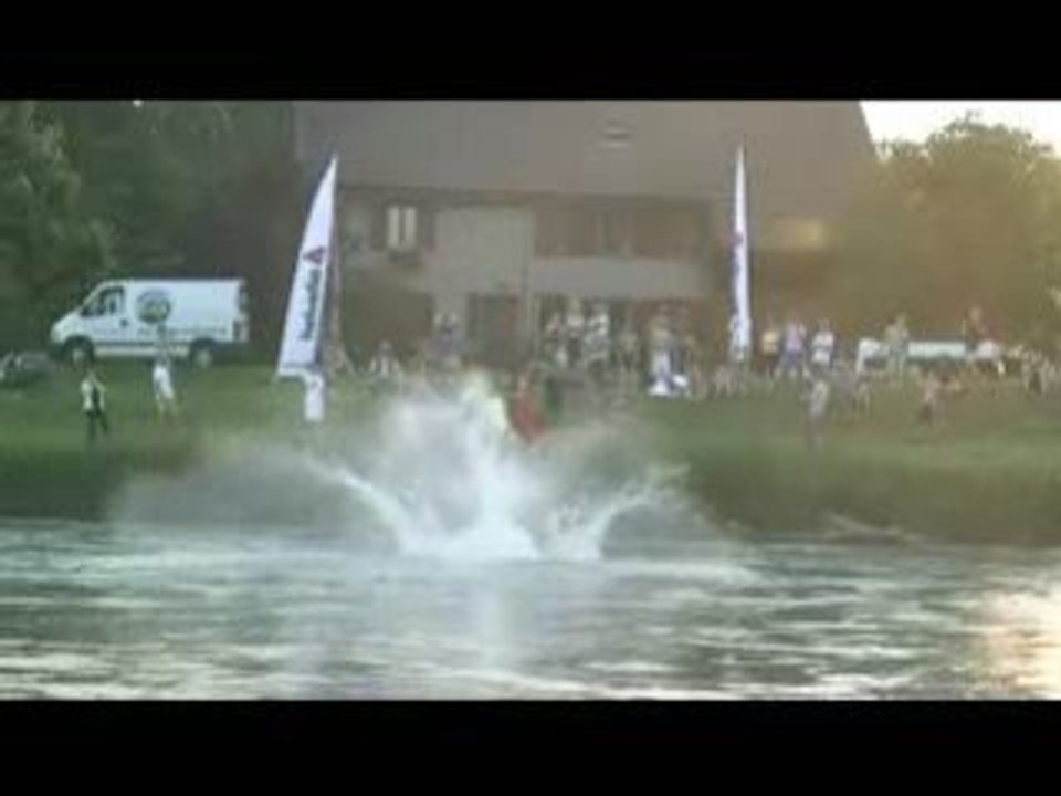 Catapulté dans une  riviere (fou)