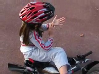 Elona lache les mains et chute