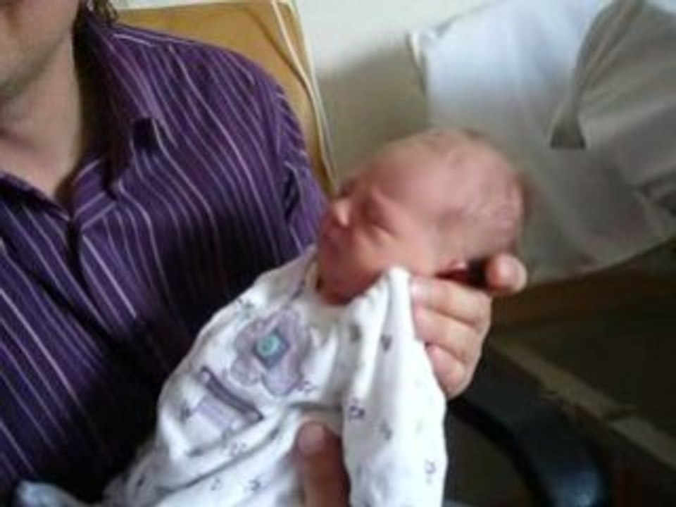 V21- Bébé fait la grimace