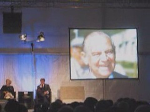 Esplanade Raymond Barre : hommage de G. Collomb