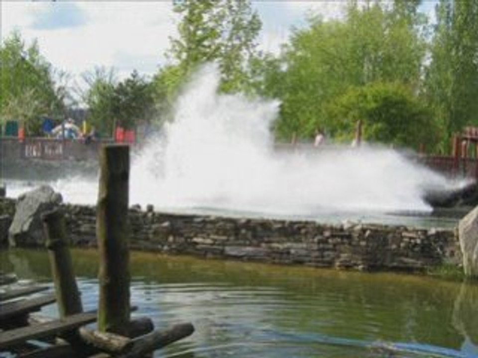 Parc Astérix 08 - Arrivée du Menhir Express