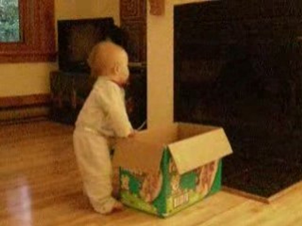 minouchette et sa trotteuse pampers