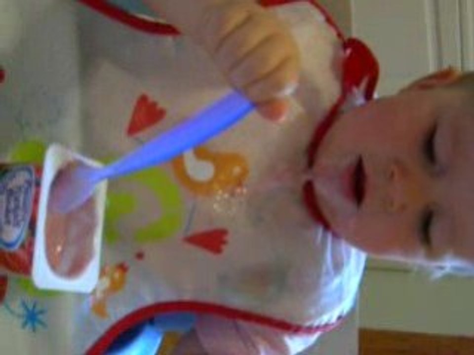 minouchette mange toute seule... et proprement :-)