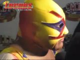 Villano V después de ganar la máscara de Blue Panther