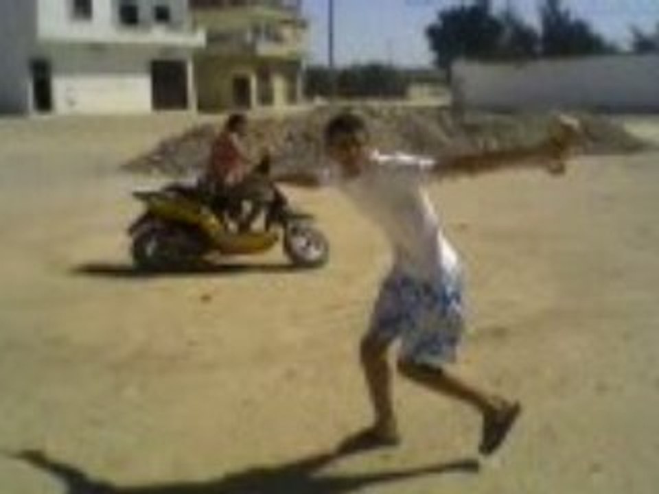 un pote(iskander) mon cousin(karim) moi (hassen) en scooter