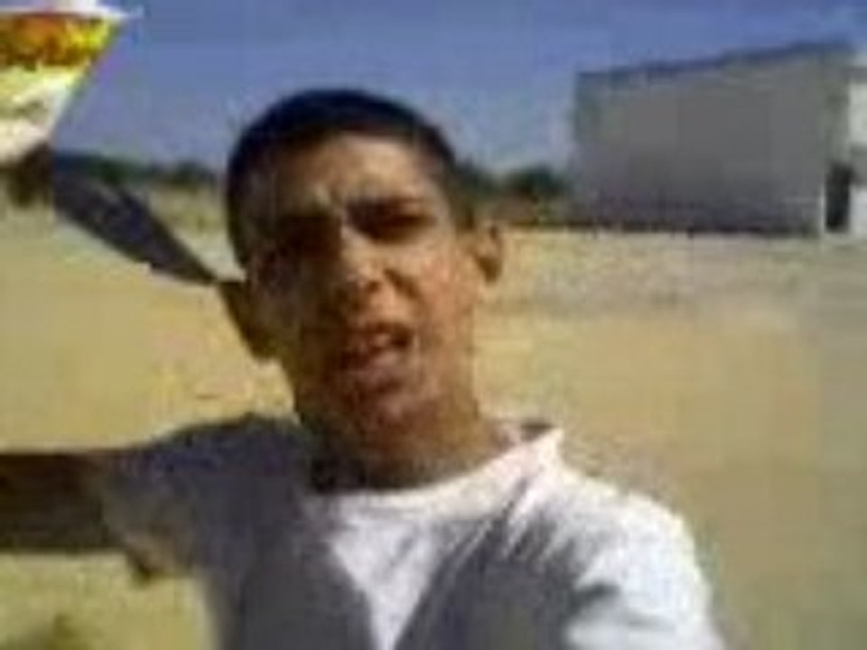 un pote(iskander) mon cousin(karim) moi (hassen) en scooter