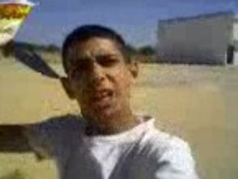 un pote(iskander) mon cousin(karim) moi (hassen) en scooter