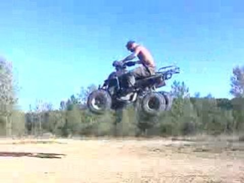 Teste d un shineray 250 sur des sauts