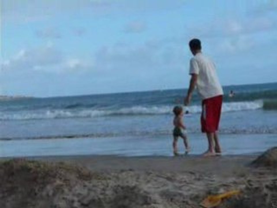 Loumsi et son papa à la plage
