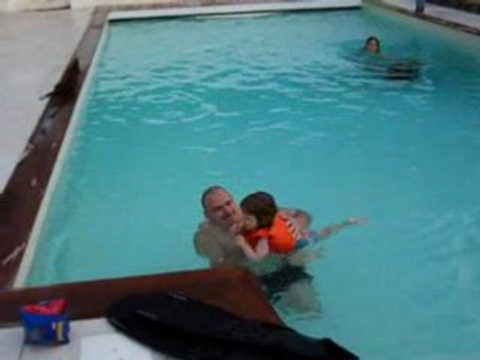 Lorelei 25 mois à la piscine