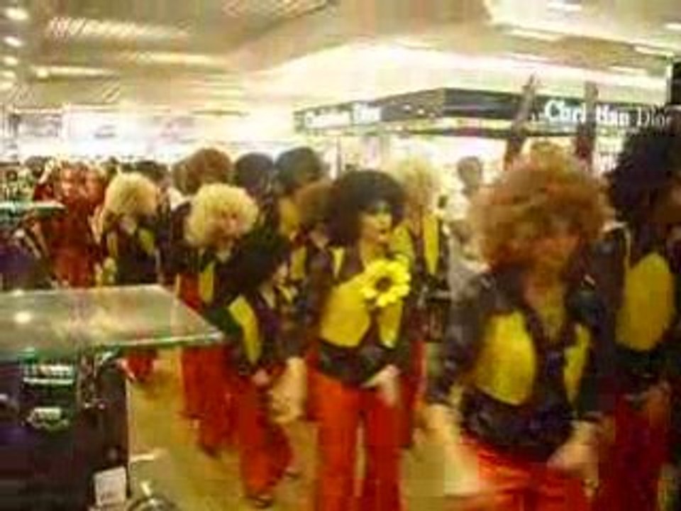 BIENNALE DE LA DANSE DANS LES TEMPS GALERIES LAFAYETTES 5