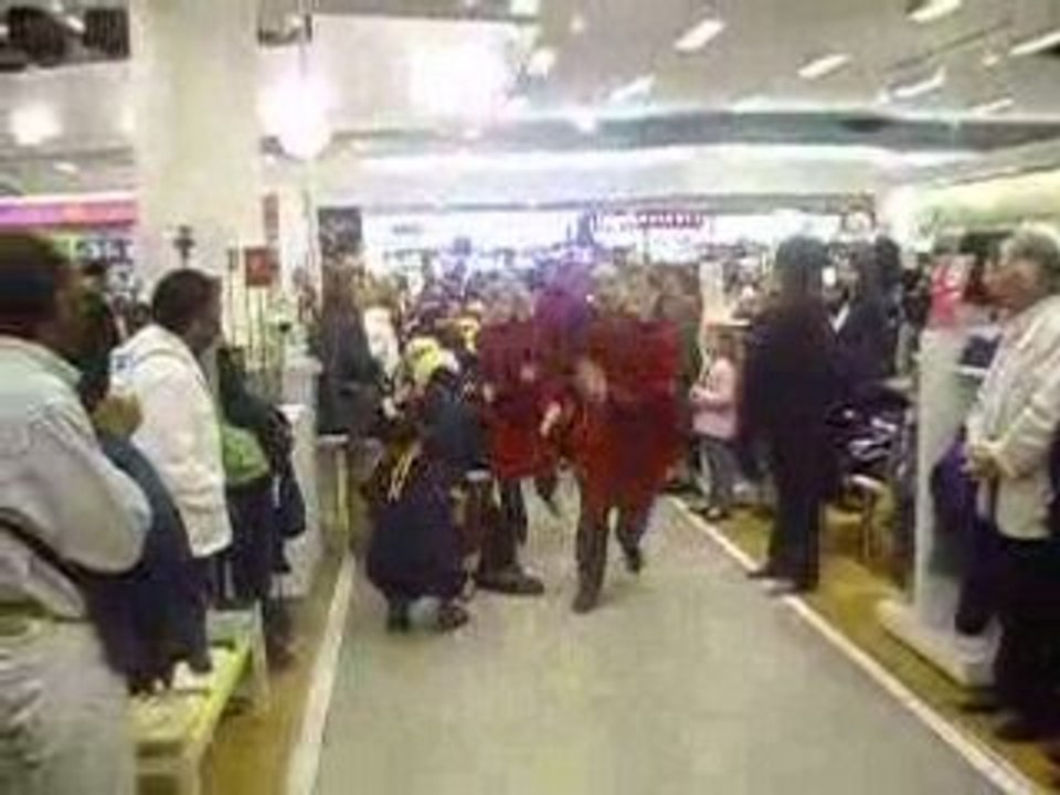 BIENNALE DE LA DANSE DANS LES TEMPS GALERIES LAFAYETTES 8