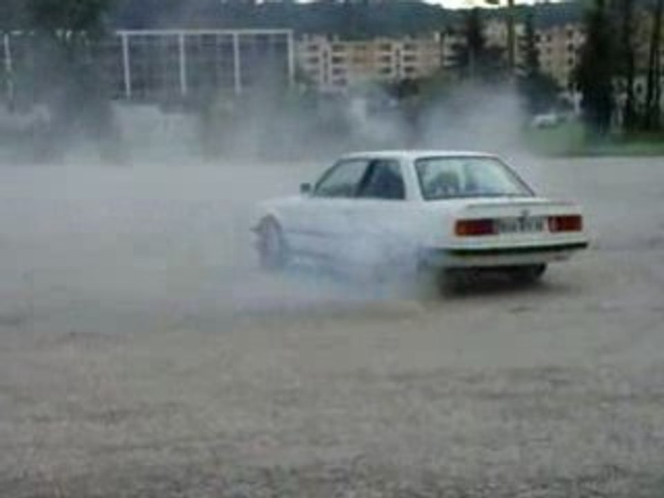 bmw 320i e30 ( horloge jambe gauche sortie sur un tour )