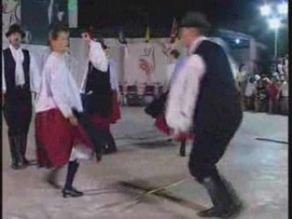 İNEGÖL ŞENLİGİNDE MACARİSTAN FOLKLOR EKİBİ