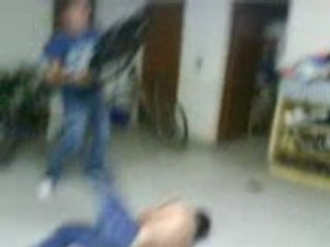 VIOLENT COUP DE CHAISE !