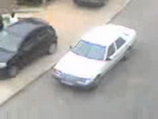 un  flic qui  hurle  "reculez bande de macaques" la honte