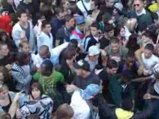 La foule 4 de la techno parade 2008 par omar najib
