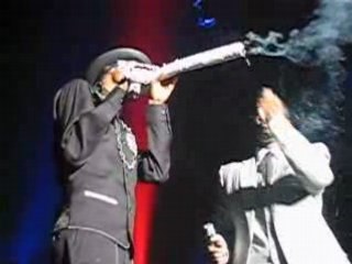 Snoop Smokes a Giant Spliff