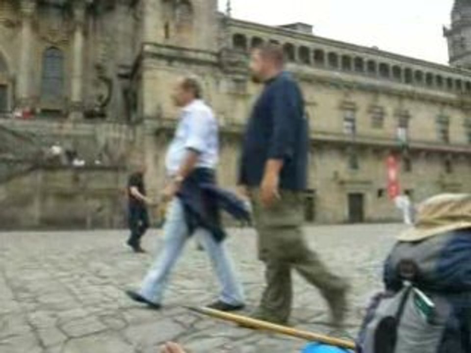 De retour à Santiago, Josué qui envoie un texto à Jenna