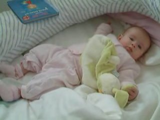 Petite Louise et son doudou vert