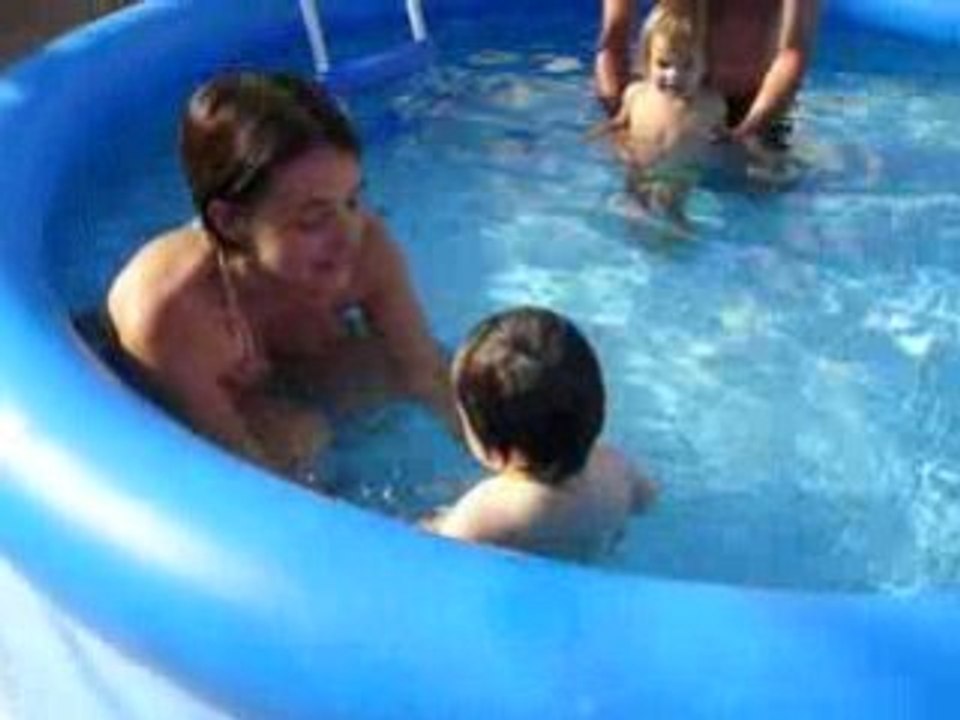 31-08-08- Zoéline et Elia dans la piscine