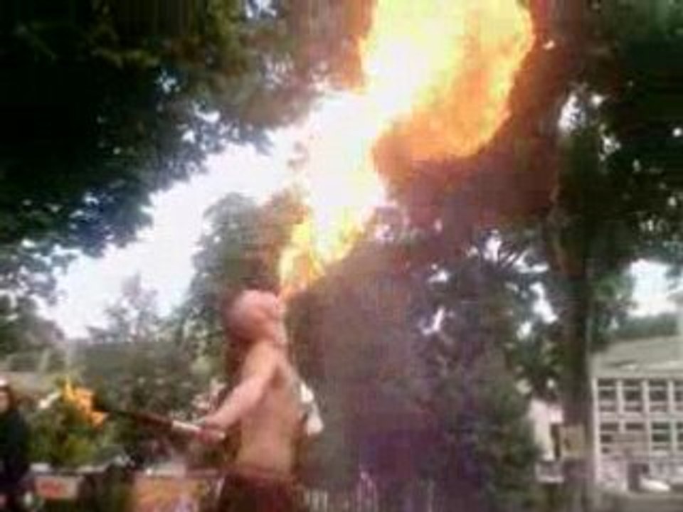 cracheur de feu au festival d'arts de rue @ aurillac 2008