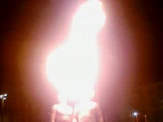 festival d'art de rue (aurillac08) ils crachent à 2 du feu