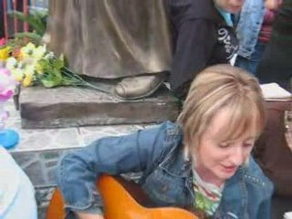 tuttosamo.it: il coro samese durante la messa di padre pio