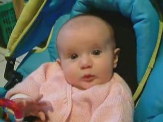 Petite Louise en pleine conversation